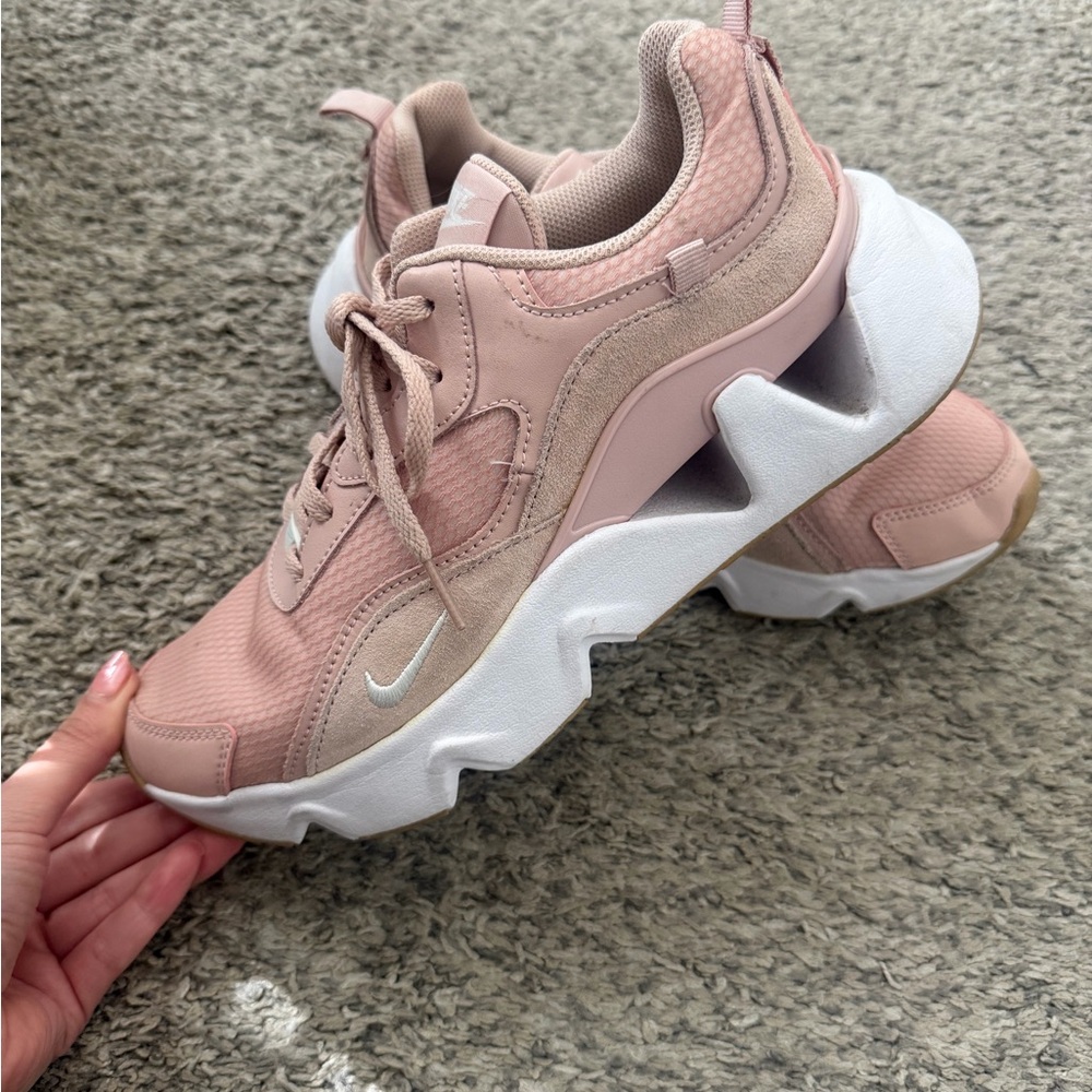 Nike RYZ 365 2 Women's Shoe in "Pink Oxford"